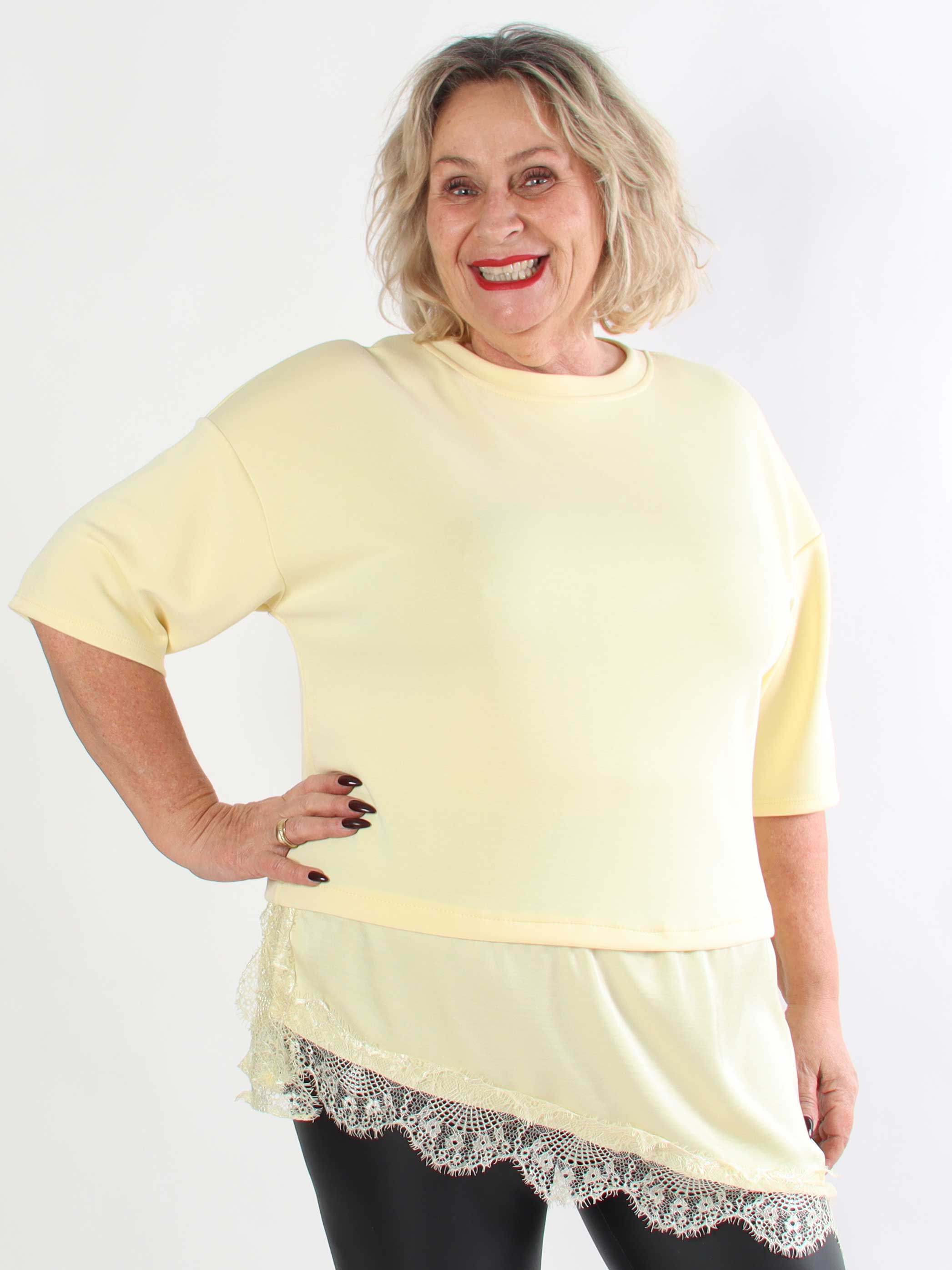 Camemi - Plus size t-shirt med indsyet top med blondekant forneden